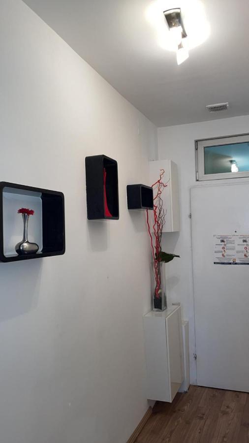 Vibrant Red I Contactless Check-in Appartement