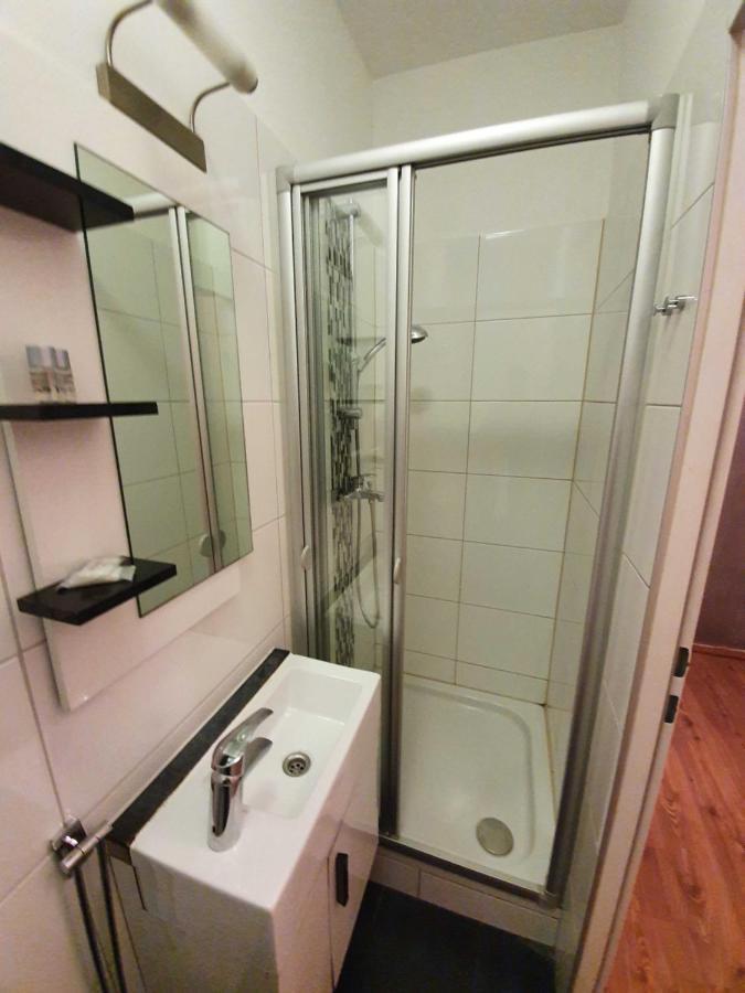 Vibrant Red I Contactless Check-in Appartement