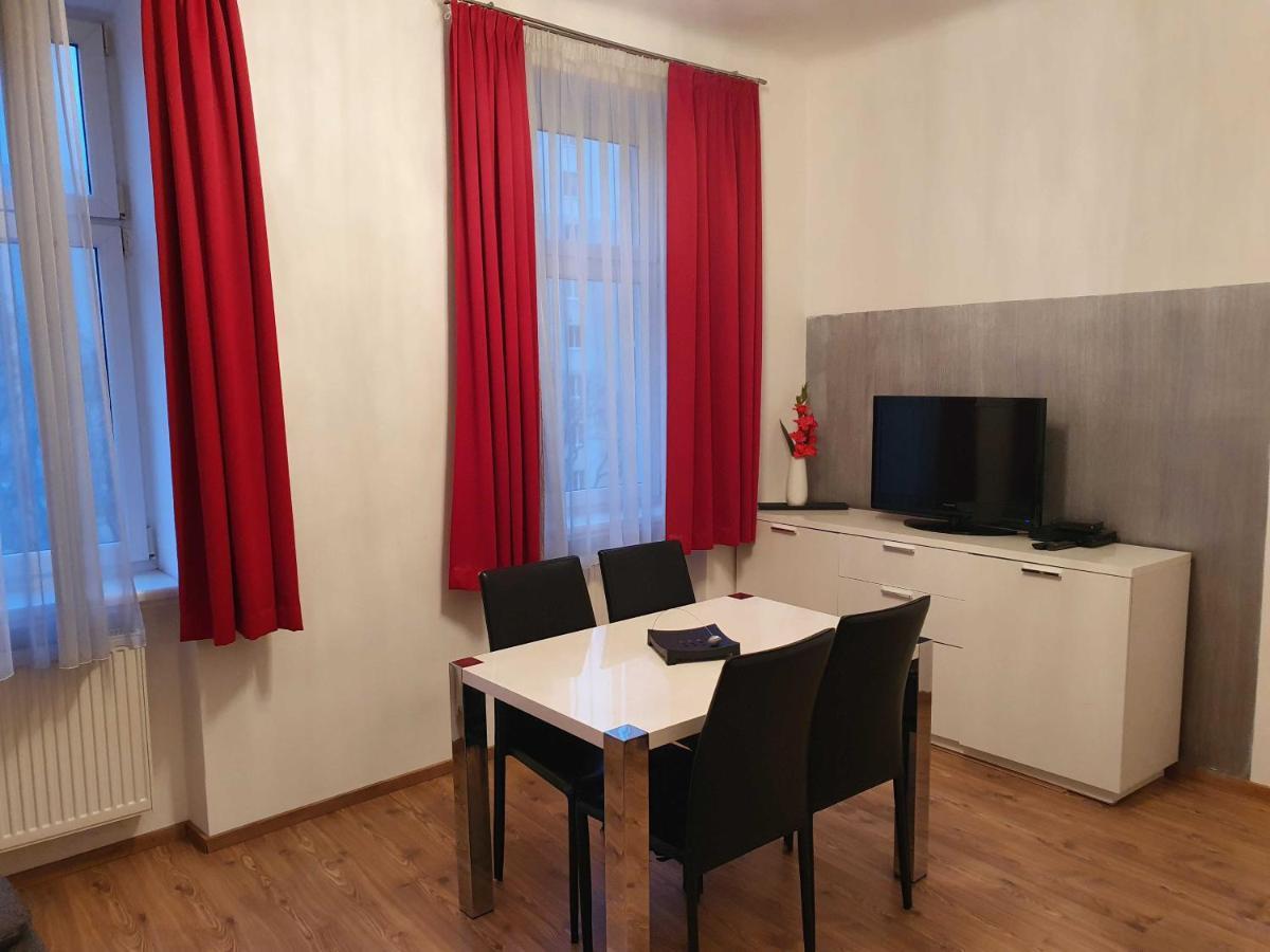 Vibrant Red I Contactless Check-in Apartment