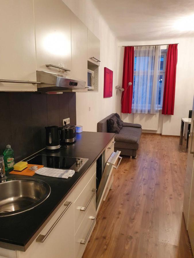 Vibrant Red I Contactless Check-in Apartment *