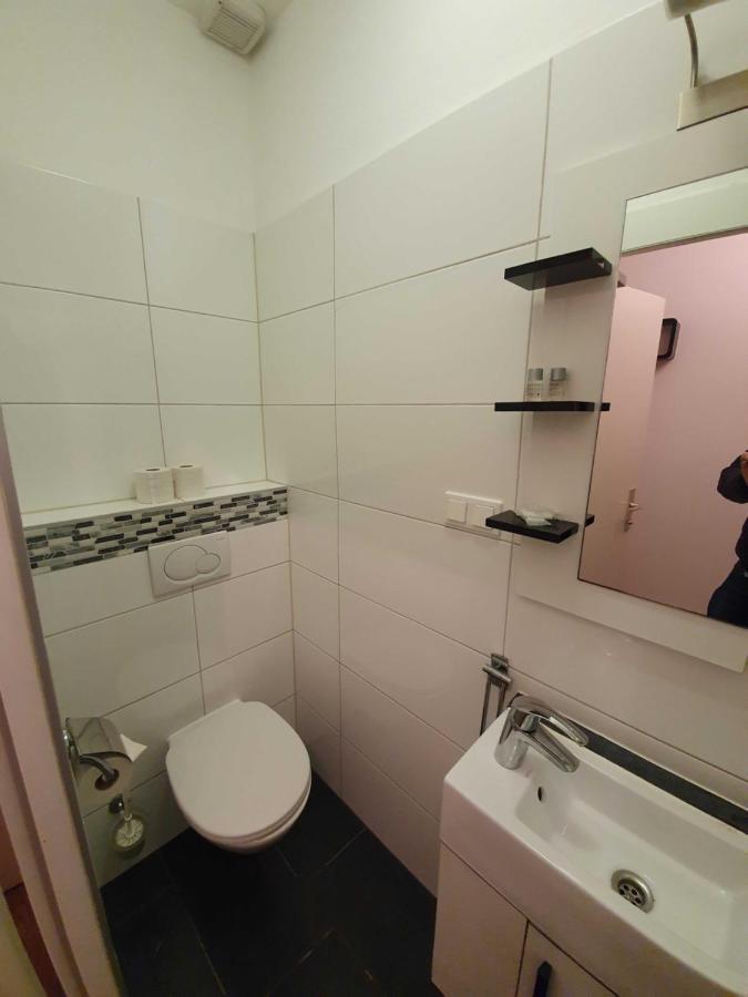 Vibrant Red I Contactless Check-in Apartment *