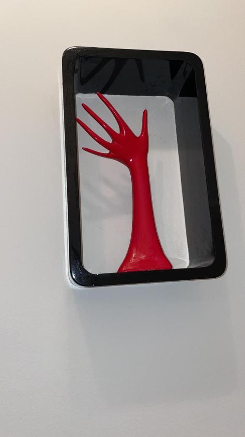 Vibrant Red I Contactless Check-in Apartment