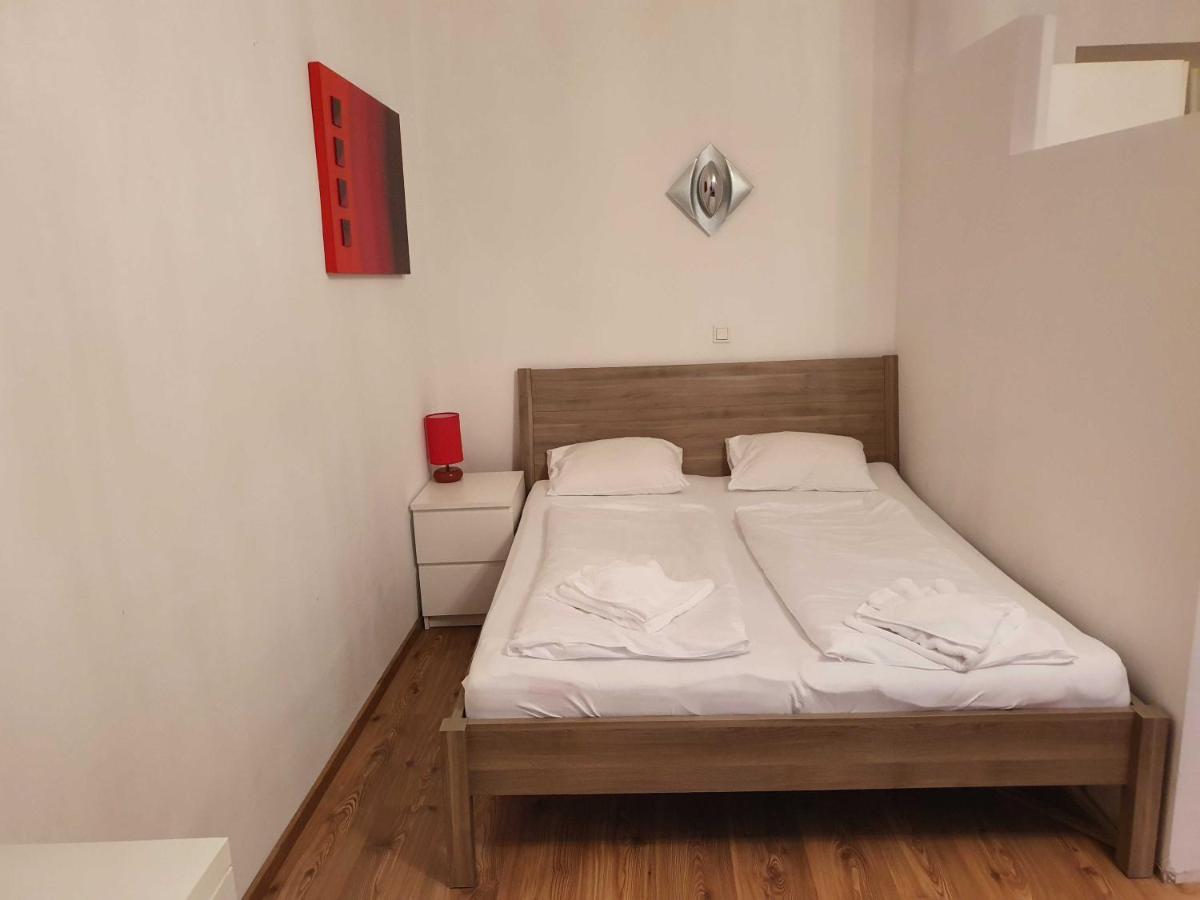 Apartment Vibrant Red I Contactless Check-in Vienna